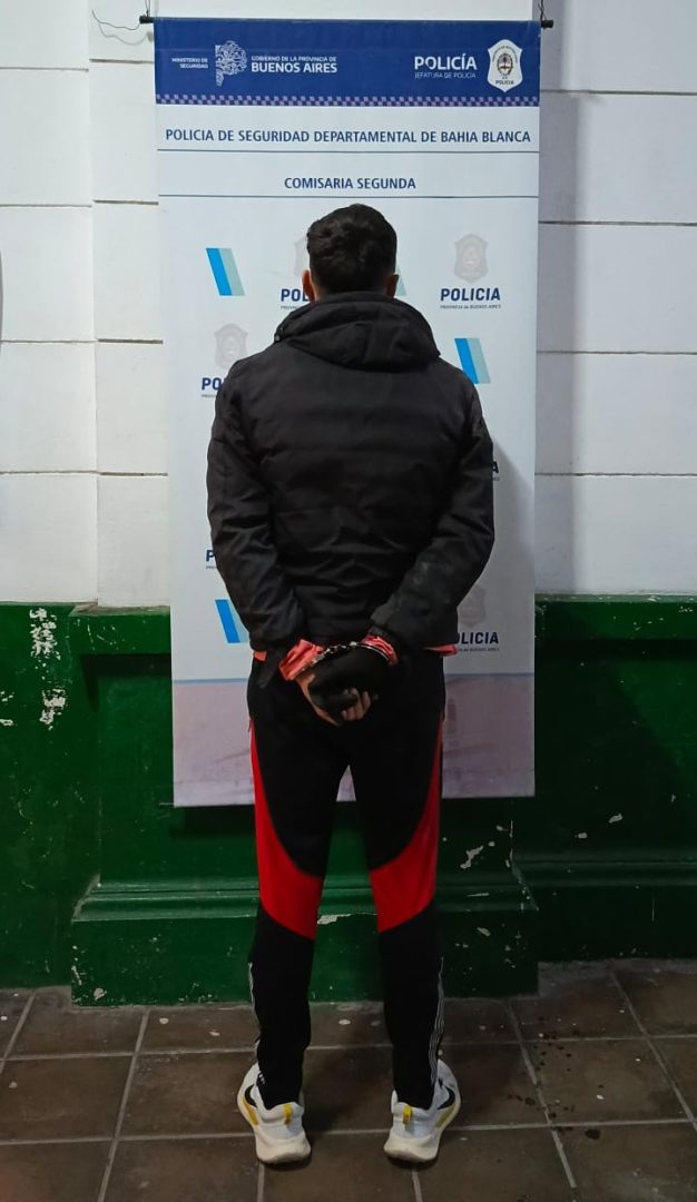 Fue detenido tras huir de un operativo y atropellar a un policia