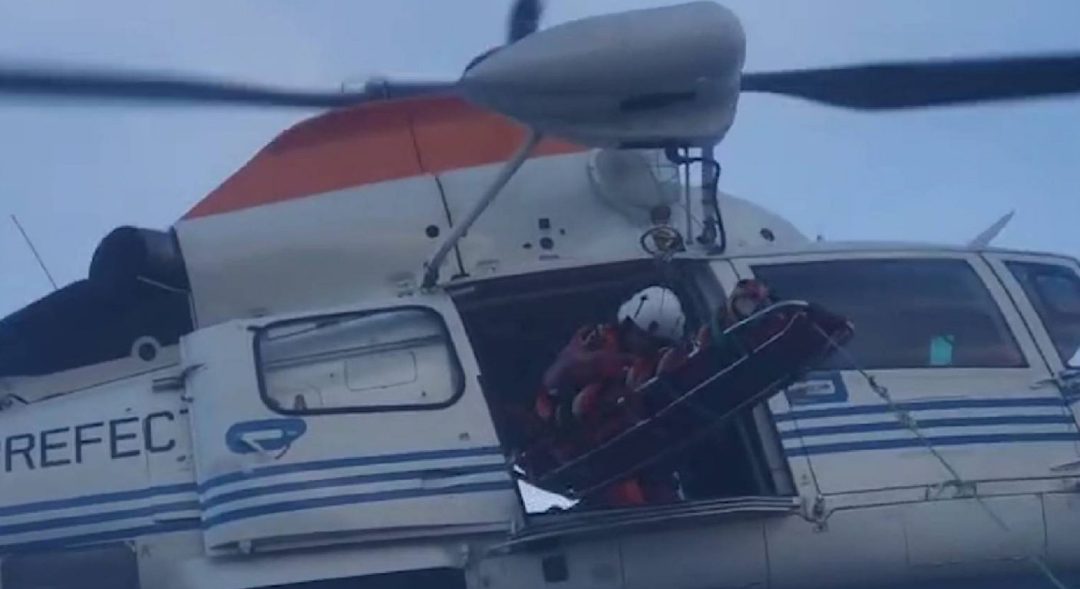 Desde Bahía Blanca coordinaron una aeroevacuación clave para rescatar a un marinero herido a más de 300 kilómetros de la costa