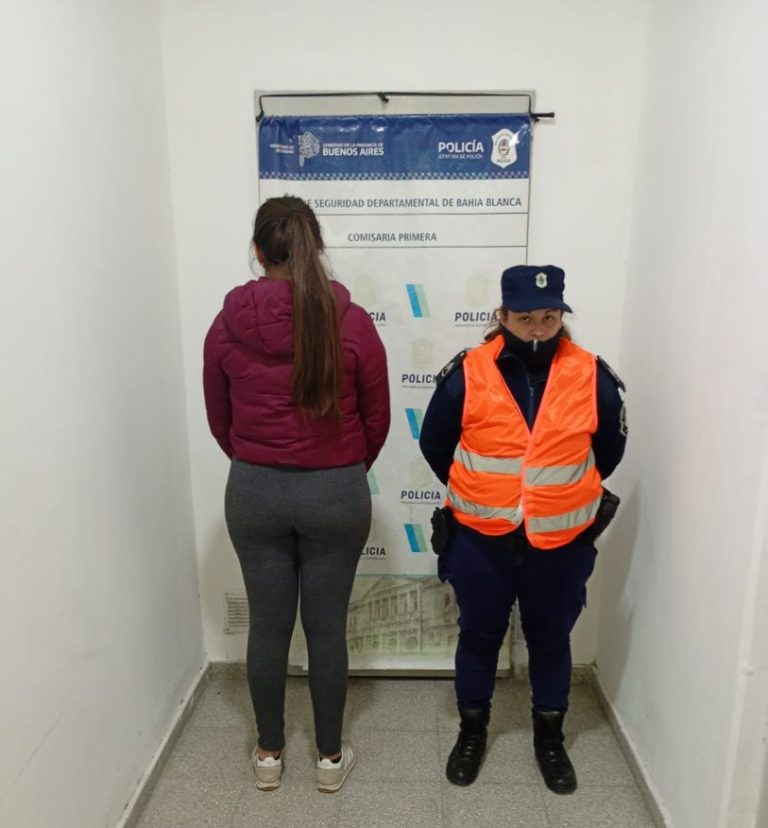 Una mujer y su hija apuñalaron a un adolescente y le robaron teléfonos celulares y una consola de videojuegos