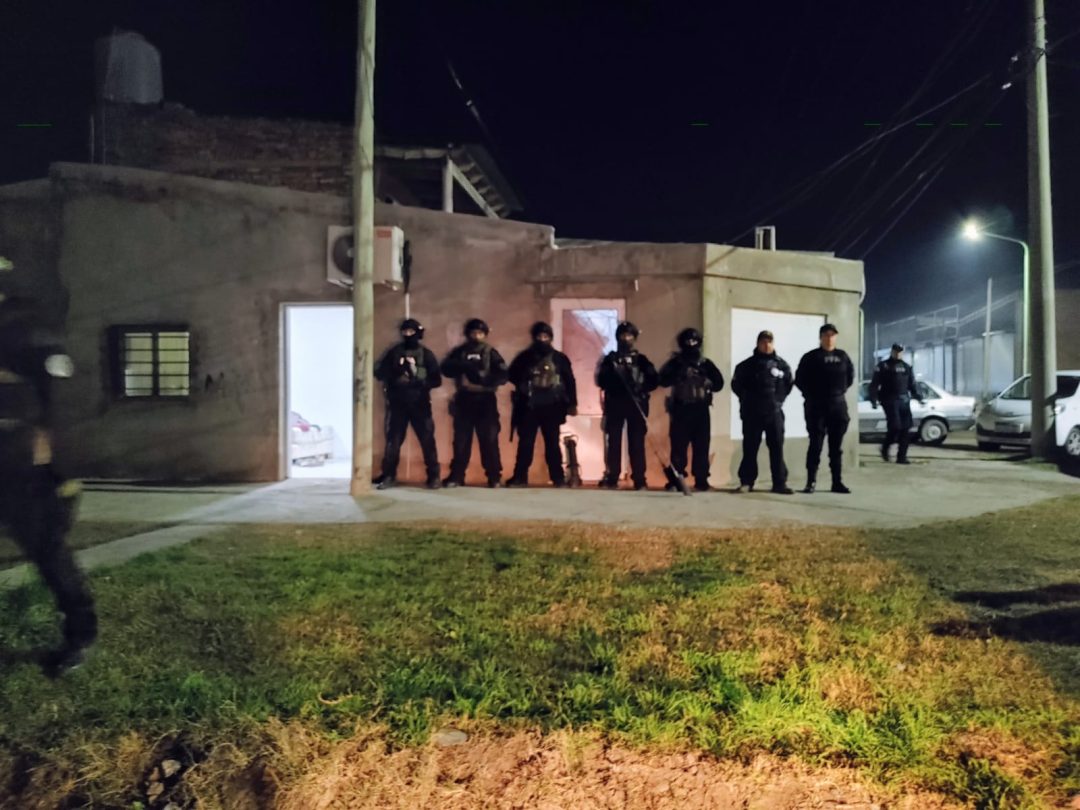 Se había fugado limando barrotes y ahora lo detuvieron por vender drogas junto a su madre: el historial de Jonatan Aburto