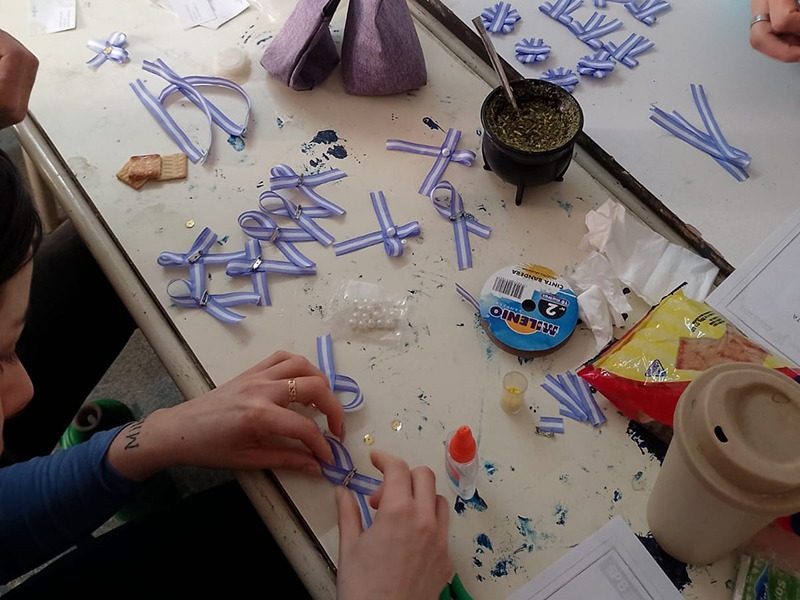 En la cárcel de Bahía Blanca elaboraron escarapelas para alumnos de una escuela Primaria que prometieron fidelidad a la bandera