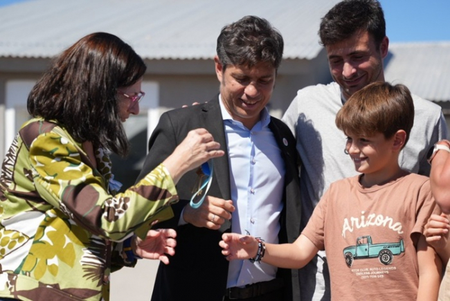 Kicillof vuelve a Bahía Blanca: entregará viviendas, patrulleros y más de 500 escrituras
