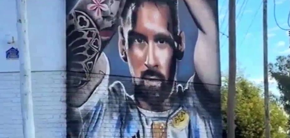 De tatuador a muralista: pintó un gigante mural de Messi y ya proyecta una obra de Lautaro Martínez