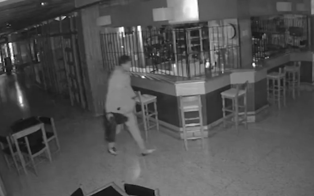 “Hasta saludó a la cámara”: rompió un vidrio, robó en un local de la Galería Florida y quedó filmado