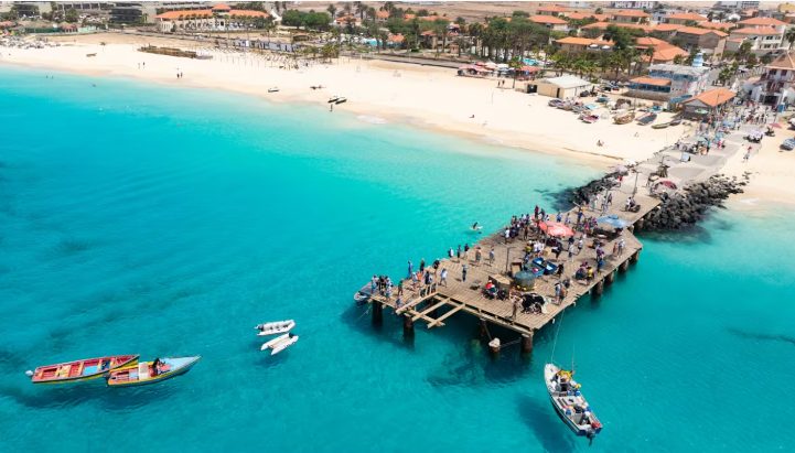 Cuánto cuesta viajar a Cabo Verde, el país de playas paradisíacas que enfrentará hoy a la Argentina en el Mundial