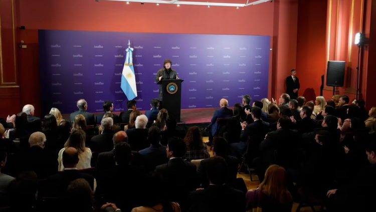 Ante los diputados y senadores de LLA, Milei adelantó que presentará un proyecto para reformar el Banco Central