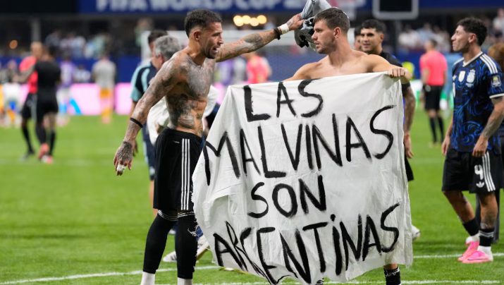 La historia detrás de la bandera de Malvinas que mostraron los jugadores de la Selección después de eliminar a Inglaterra