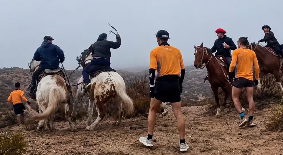 Pedradas y golpes con boleadoras: jinetes atacaron a corredores en una tradicional carrera de montaña en Río Negro