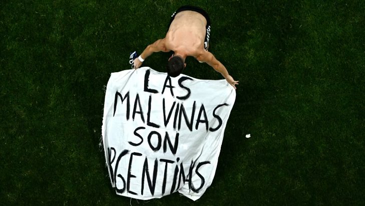 El gobierno británico pidió a la FIFA que investigue a Argentina por la bandera de Malvinas que exhibieron los jugadores