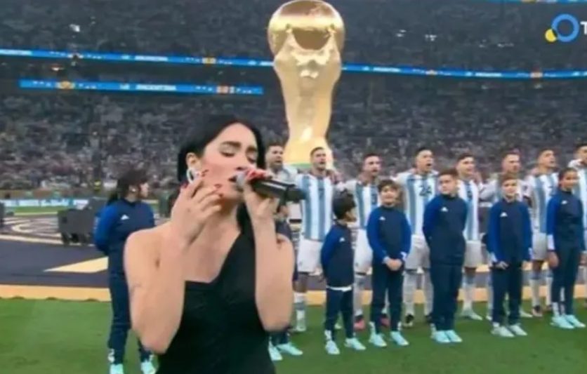 Los hinchas argentinos piden en las redes sociales que Lali vuelva a cantar el himno en la final