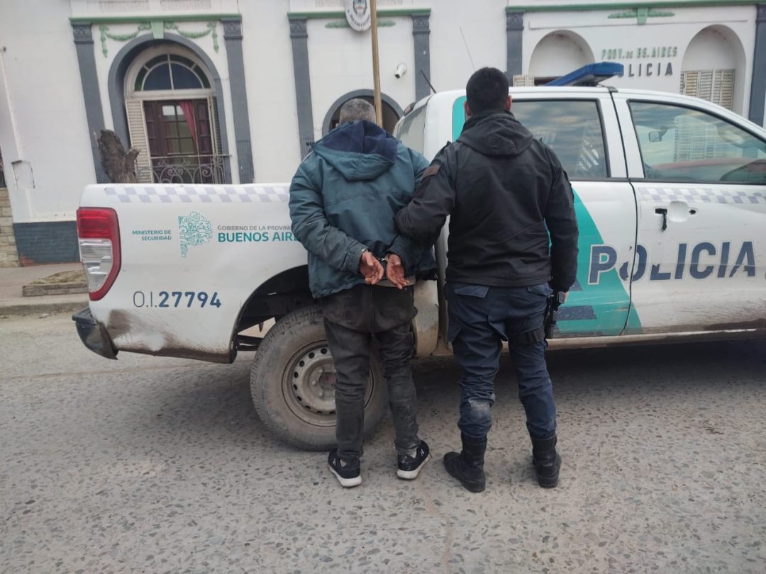 Secuestró a su pareja, la roció con combustible y la atacó con un cuchillo: La policía lo detuvo tras un forcejeo
