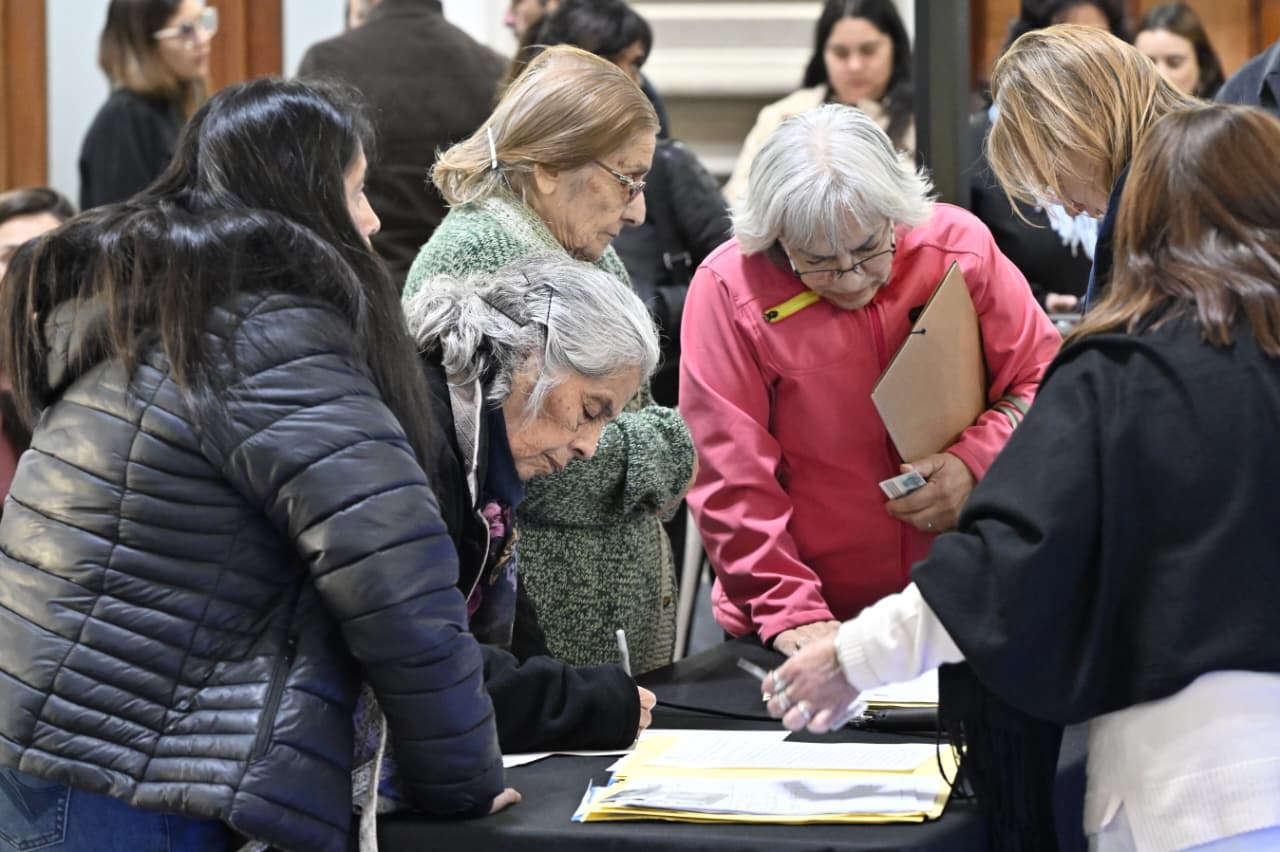 223 familias de Bahía firmaron las escrituras de sus hogares tras casi 30 años de espera