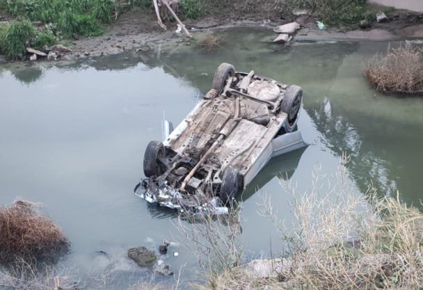 Un auto que trabajaba para Uber cayó al canal Maldonado con seis ocupantes