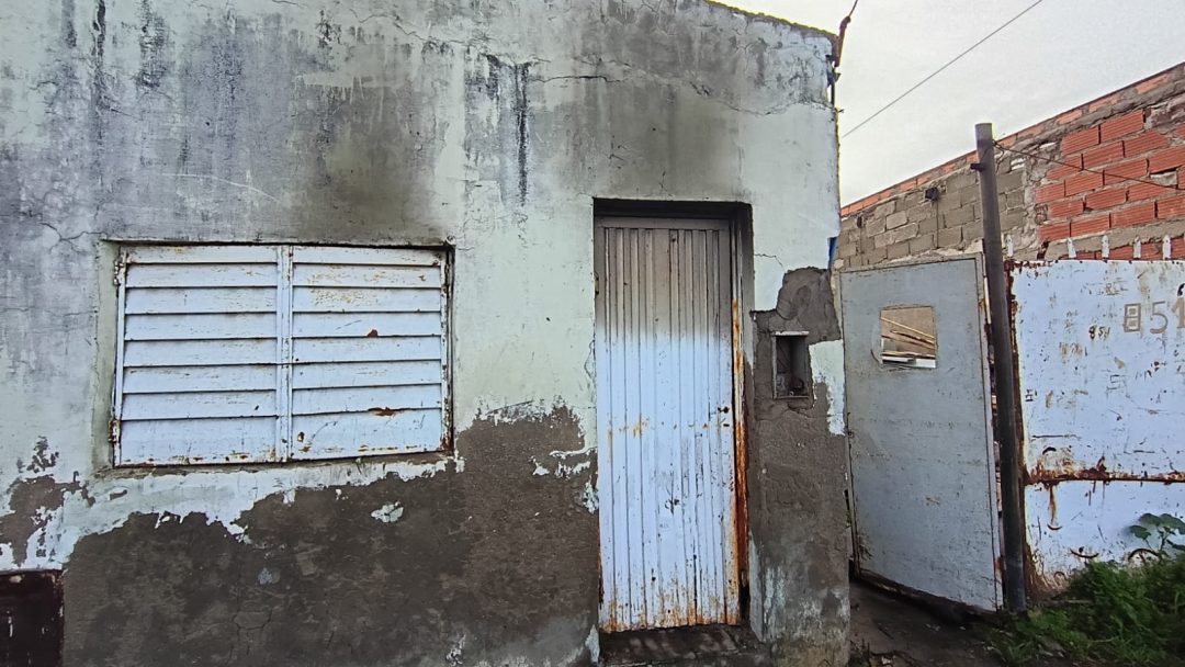 Una familia perdió todas sus pertenencias tras un incendio en el barrio Pampa Central