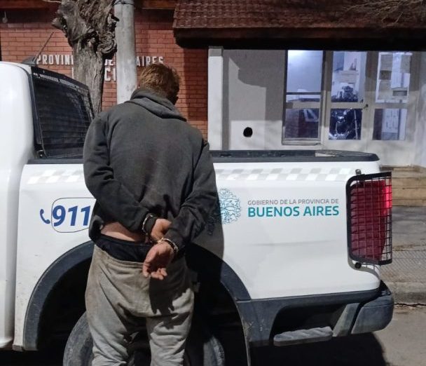 Le robó la batería a un auto estacionado y lo detuvieron