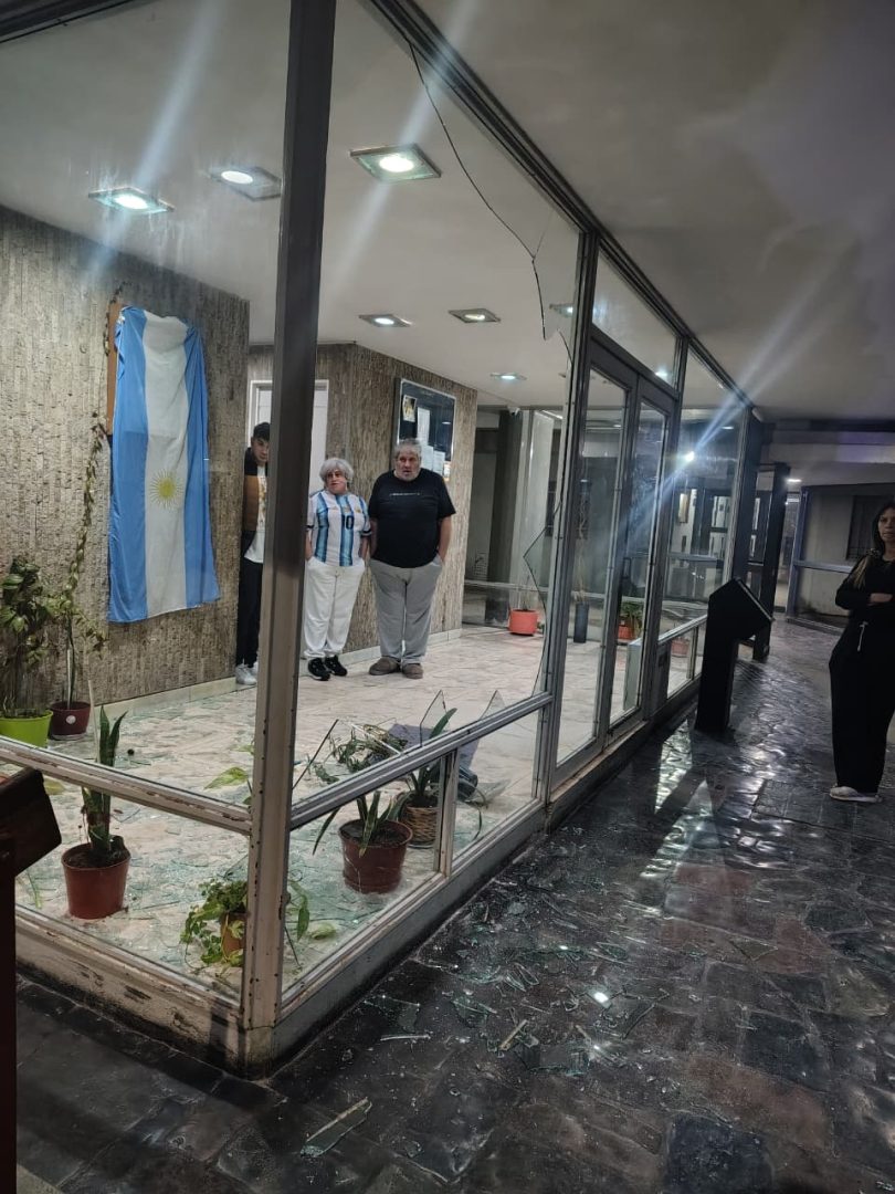 Detuvieron a un hombre acusado de romper un vidrio en un edificio del centro