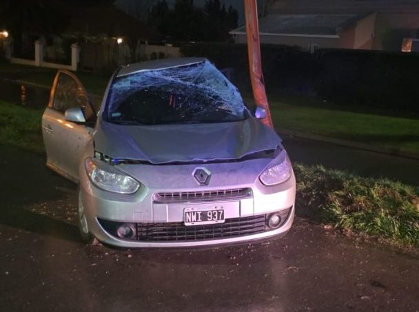 Un conductor quedó atrapado tras chocar contra un poste en avenida Alfonsín y 14 de Julio
