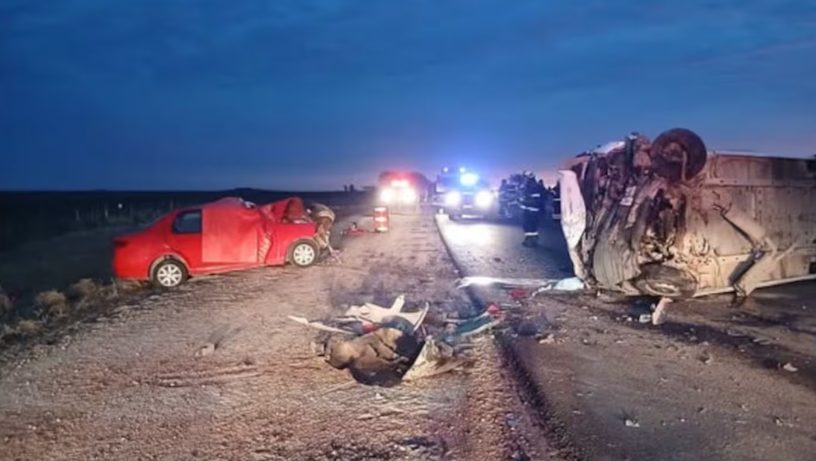 Un micro que llevaba a un equipo de fútbol femenino infantil chocó de frente con un auto: hay dos muertos y 16 nenas heridas