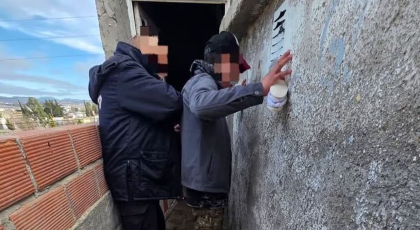 Brutal ataque en Comodoro Rivadavia: un hombre discutió con su pareja mientras cocinaba y le tiró aceite hirviendo en la cara
