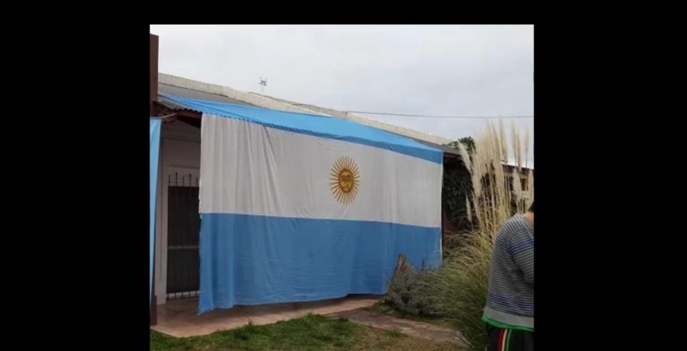 “No es un trapo, es un símbolo patrio”: robaron una bandera argentina gigante que esta colgada a metros de una comisaría