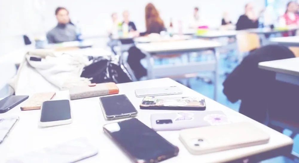 El 10% de los colegios privados ya limitan o prohíben el uso de celulares