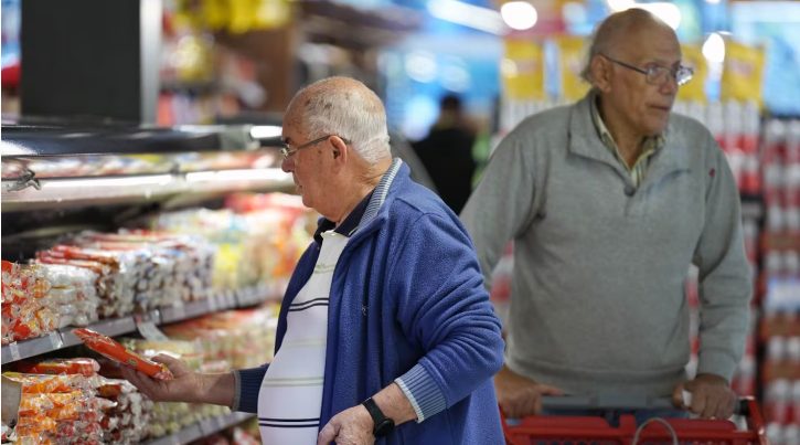 Cuánto aumentarán las jubilaciones, la AUH y otras asignaciones en agosto, tras el dato de inflación del Indec