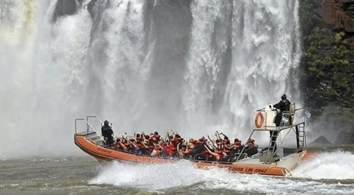 Cómo fue el vuelco de la lancha en el que murió un turista neerlandés durante una excursión en las Cataratas del Iguazú