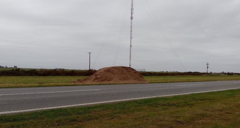 Alerta de un vecino por un montículo de arena sobre la Ruta Nacional 33: advierten riesgo para quienes circulan de noche