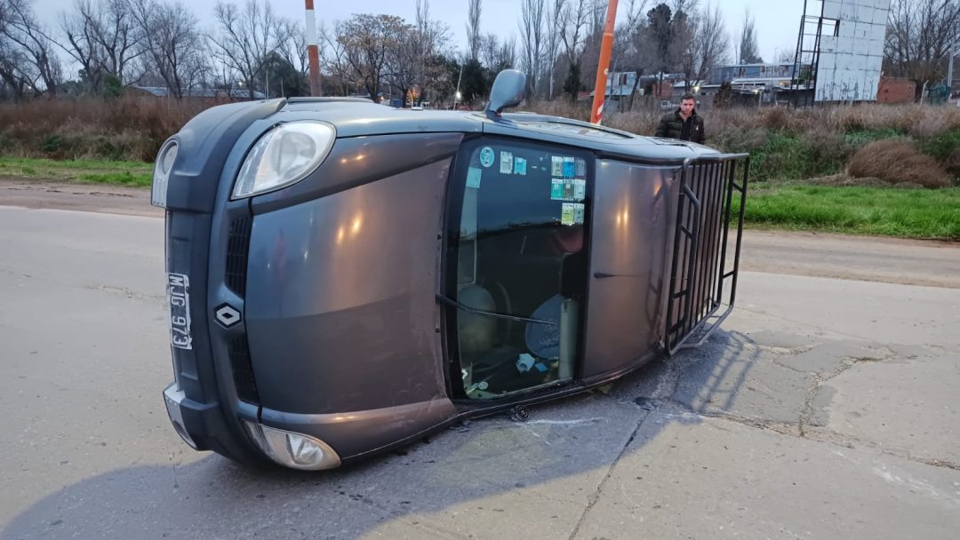 Choque y Vuelco a metros de la rotonda de Grümbein