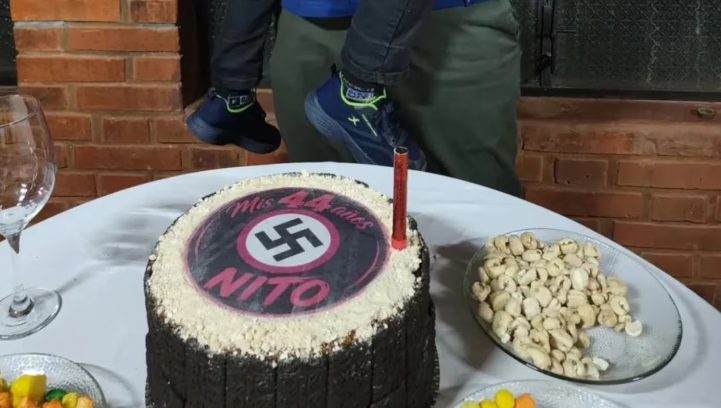 Misiones: un hombre festejó su cumpleaños con una torta decorada con una esvástica y un nene apareció haciendo el saludo nazi