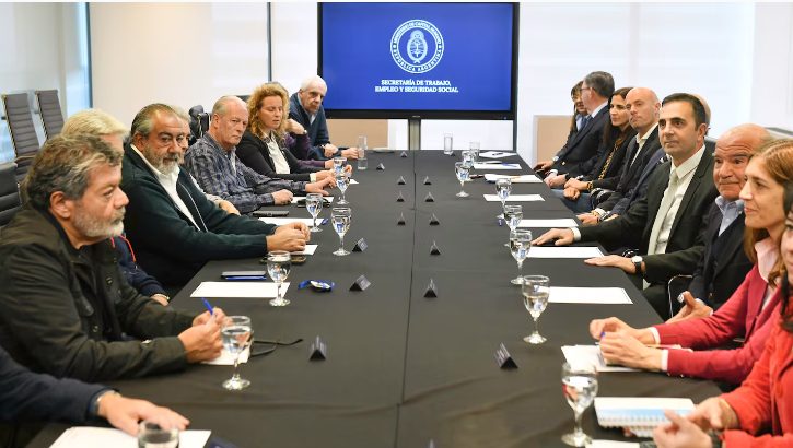 El Gobierno busca garantizar un salario mínimo de más de $1.000.000 en paritarias