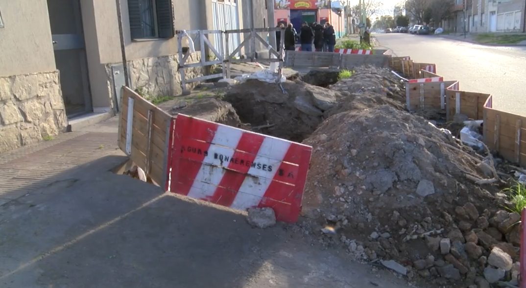 “Hasta que no vengan a arreglarlo no voy a parar”: más de tres años de reclamos por un desborde cloacal en Rondeau y Bolivia