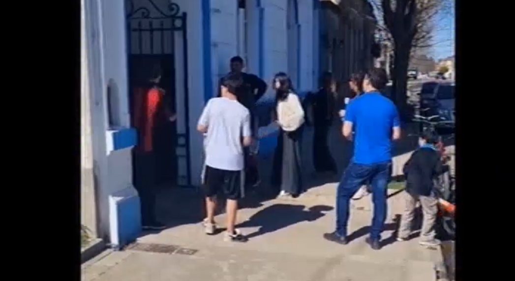Reclamo frente a la comisaría donde está detenido Del Valle: familiares y amigos realizaron un escrache
