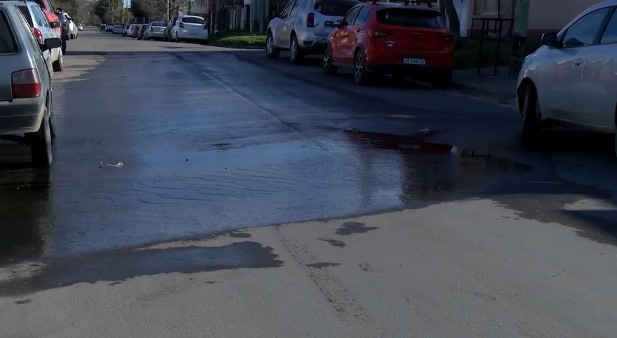 “Hace un mes que está perdiendo agua y es terrible”: vecinos denuncian una pérdida que hunde el asfalto nuevo en Humboldt al 2300