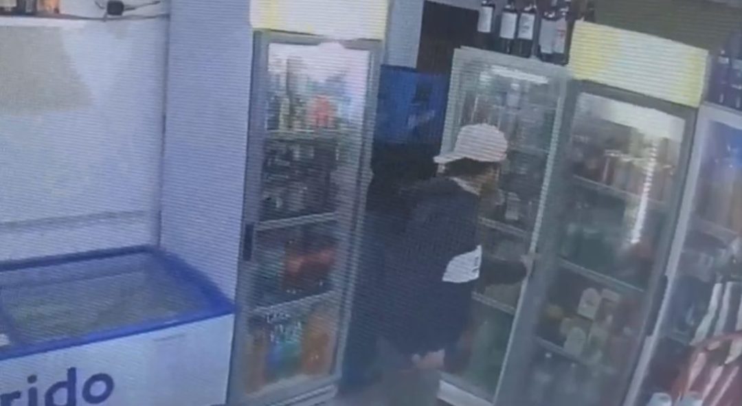Robó mercadería de una despensa en Villa Rosario, quedó filmado y terminó detenido