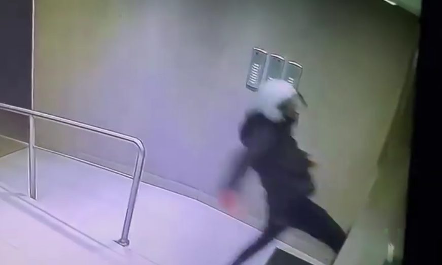“Se mandaron e hicieron lo que quisieron”: el video del robo en un edificio de los rompepuertas