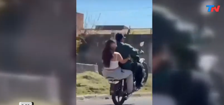 “Una willy con el gordito”: una pareja hizo una arriesgada maniobra en moto con su bebé en brazos y subió el video a las redes