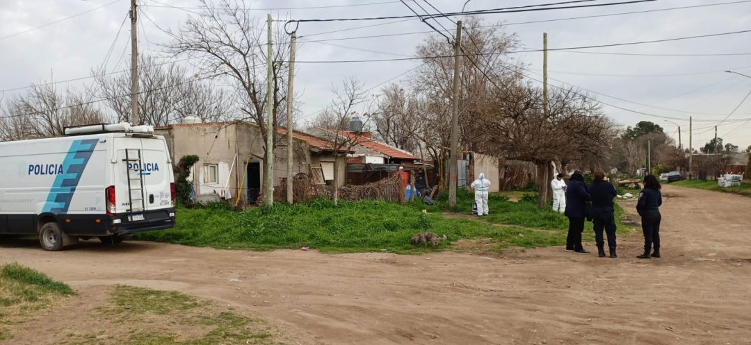 Buscan intensamente a un hombre que atacó a su pareja con un cúter y la dejó gravemente herida