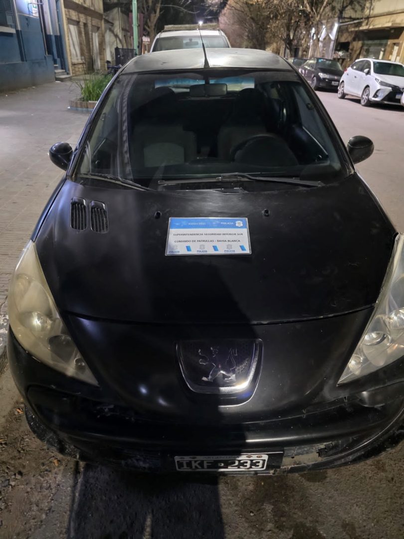 Esperaban en el auto y arrojaban cascotes: dos aprehendidos tras dañar viviendas en pelea barrial