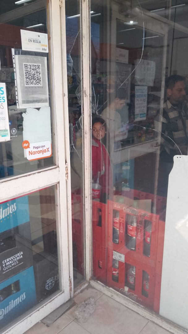 Intentó robar seis shampoos de un supermercado chino, arrojó una piedra contra el comerciante y terminó aprehendido