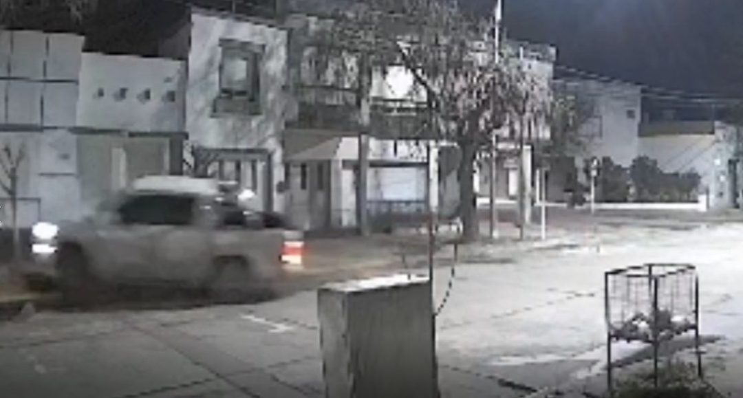 Camioneta chocó contra arboles en 19 de Mayo al 600. El conductor huyó del lugar tras el impacto