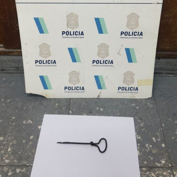 Intentó asaltar un comercio con un punzón, forcejeó con el dueño, escapó y fue detenido