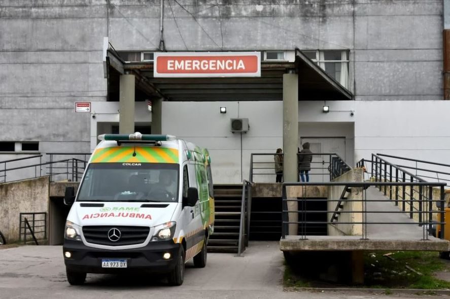 Ataque brutal en un hospital: un paciente apuñaló en el cuello a una enfermera