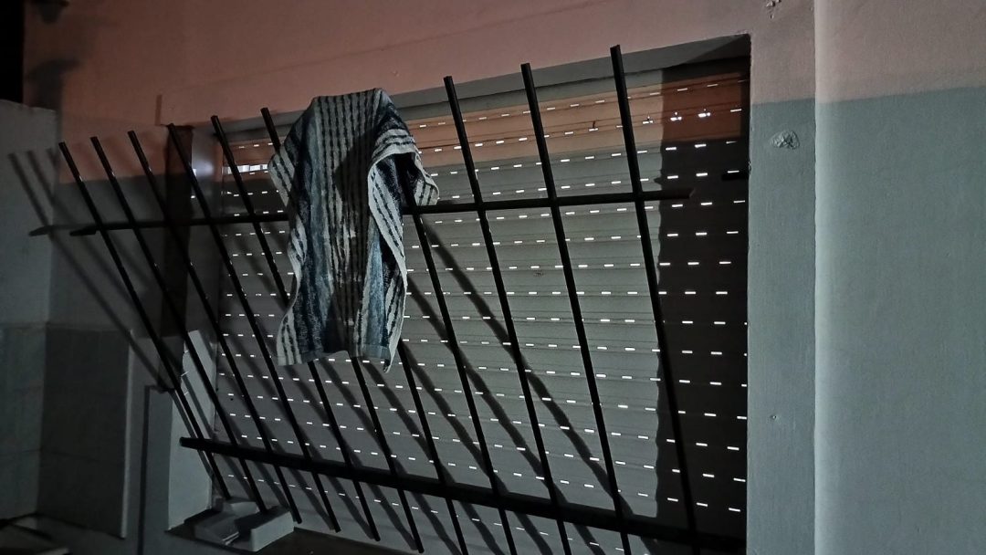 Aprehendieron a un joven acusado de dañar las rejas del departamento de su expareja
