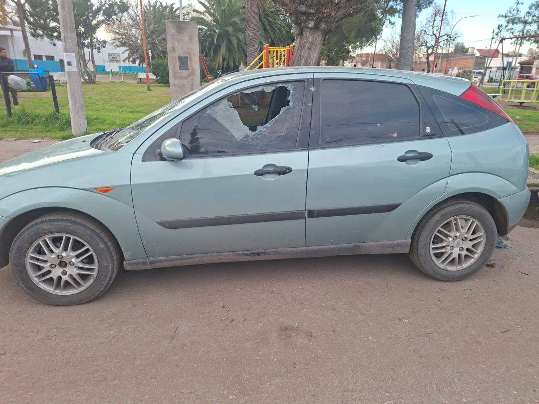 Destrozaron los vidrios de un auto de árbitros tras un partido en Punta Alta