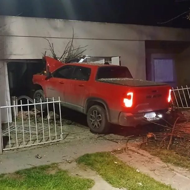 Totalmente borracho, perdió el control de su camioneta y embistió el frente de una vivienda