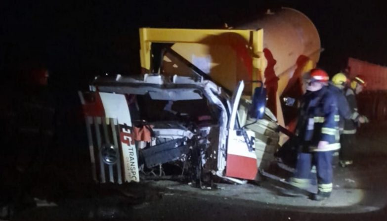 Fuerte accidente en la Ruta 51: un camionero quedó atrapado tras un choque entre dos camiones de una empresa bahiense