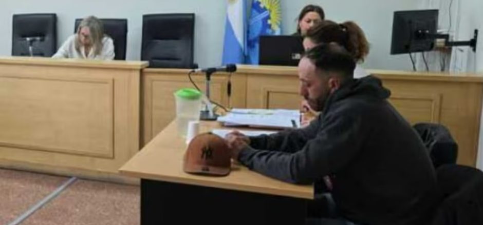 Amenazó a su pareja delante de sus hijos y ahorcó a su perra con un alambre de púas: “Vas a terminar así”