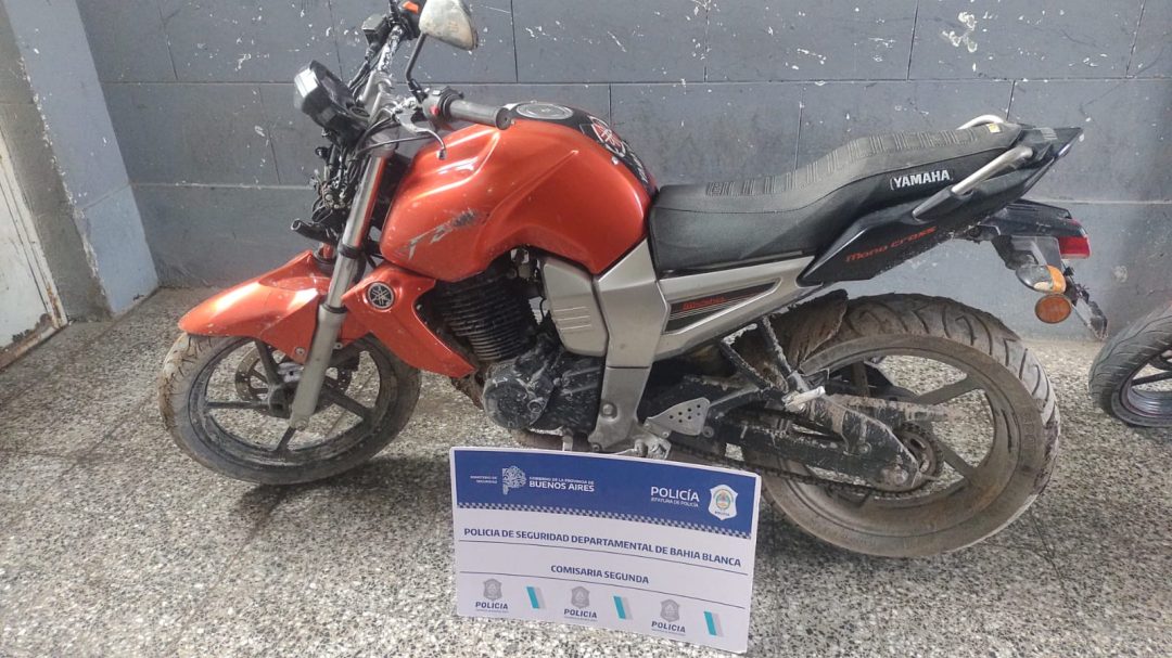 Un chico de 15 años fue arrestado y abolló el patrullero