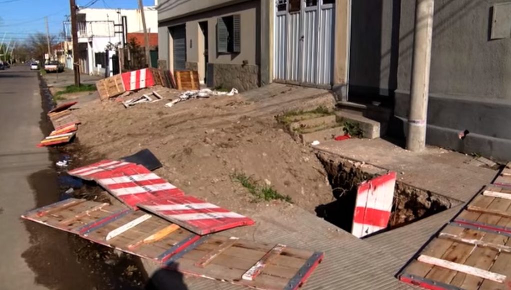 “Ya no sé qué más hacer”: el reclamo por una pérdida cloacal que lleva más de tres años